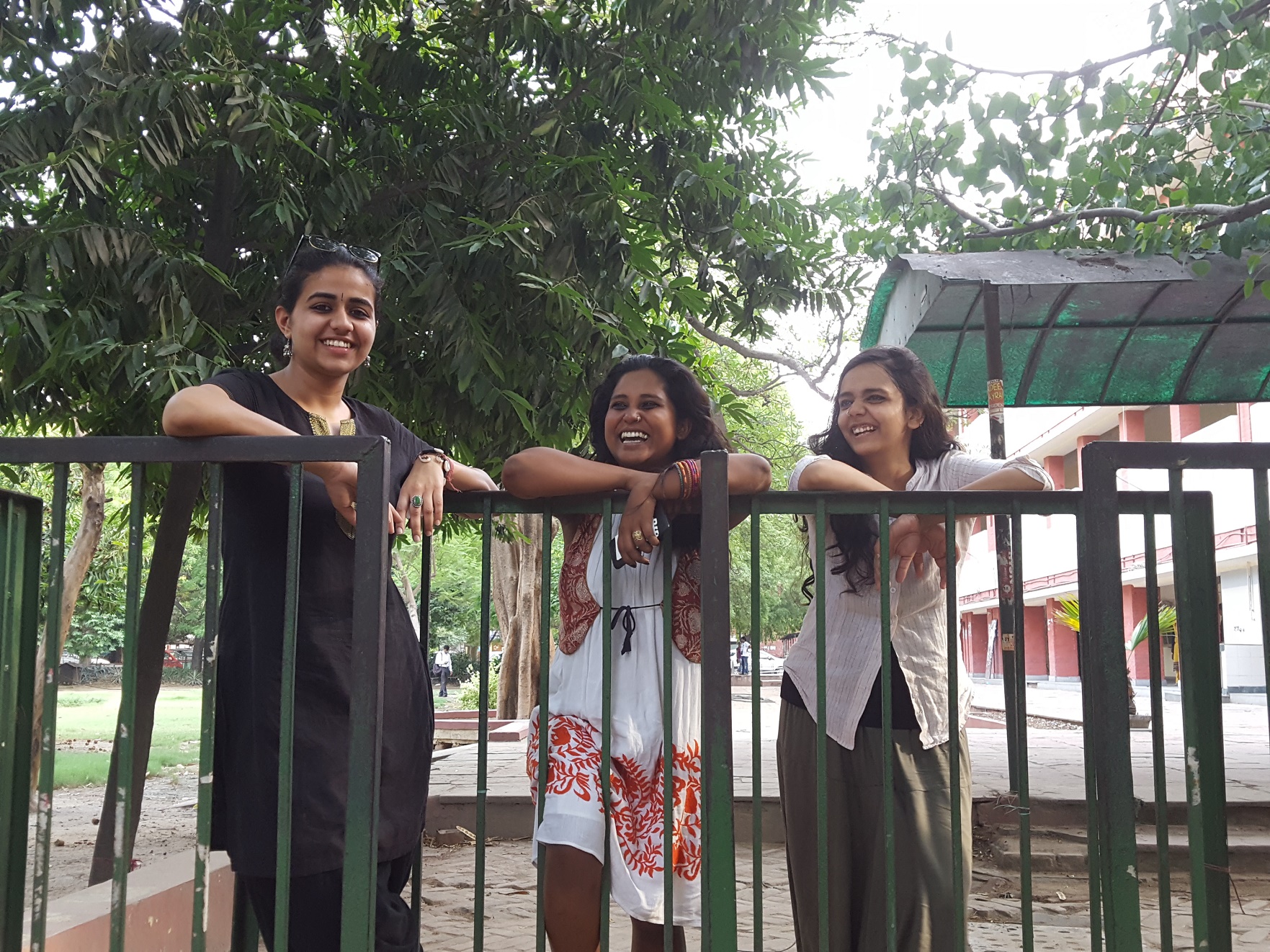 Líderes do Pinjra Tod (Devika, Devangana e Shambhavi) no campus da Universidade de Delhi 