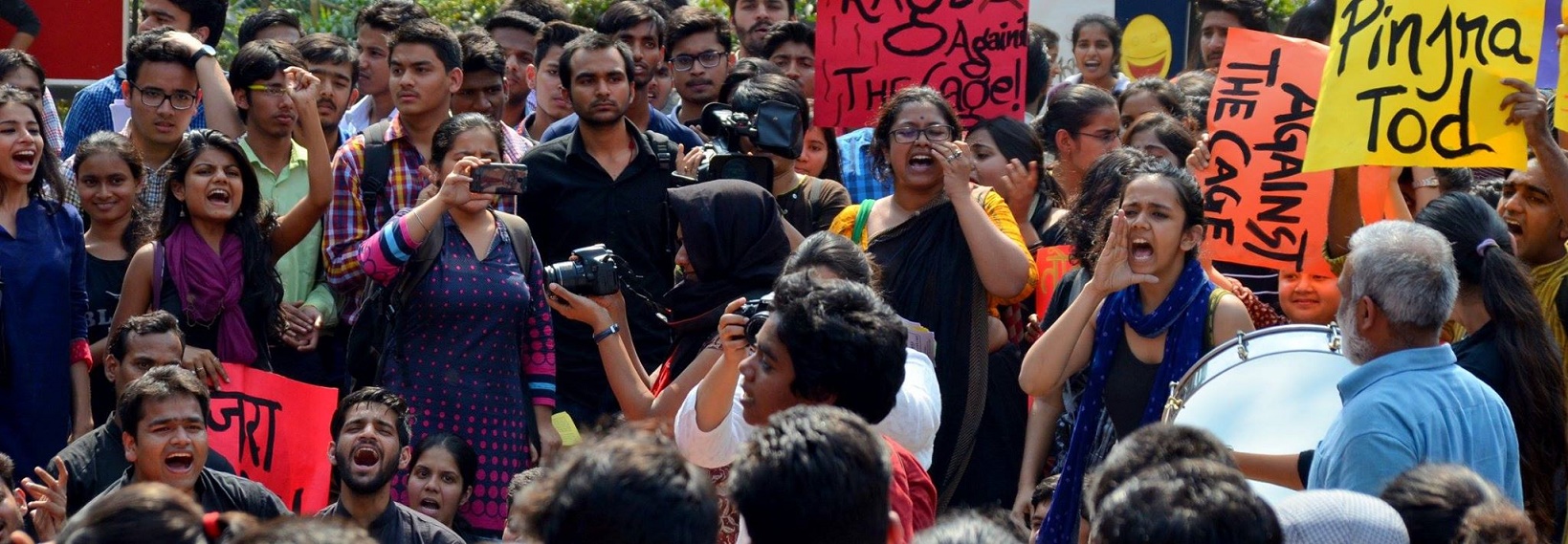 As meninas do Pinjra Tod numa das muitas manifestações de rua em Nova Delhi