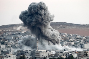 Smoke rises from Kobane after a US airstrike, October 18, 2015. Photo: Getty