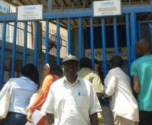 Refugee claimants gather for admission to UNHCR offices in Cairo